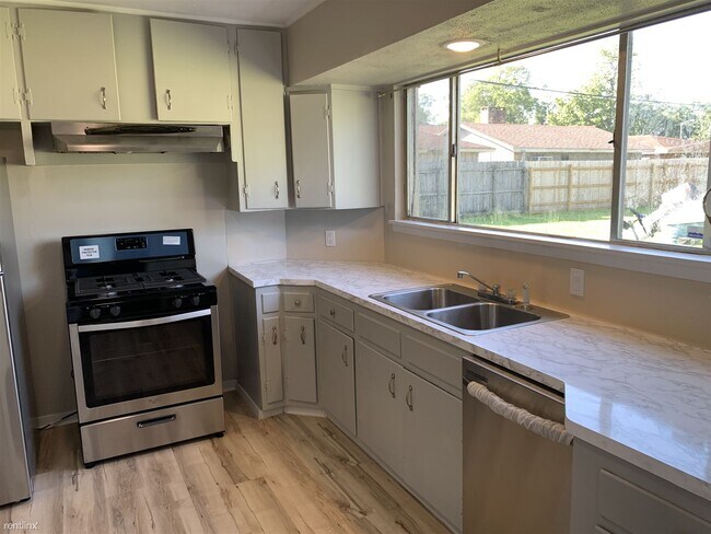 Foto del edificio - 3 br, 1.5 bath House - 5 Ruth Street