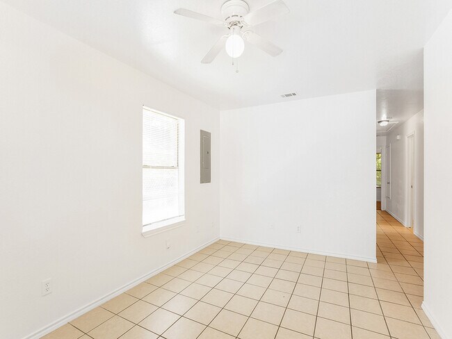 Foto del edificio - 315 Isbell Rd