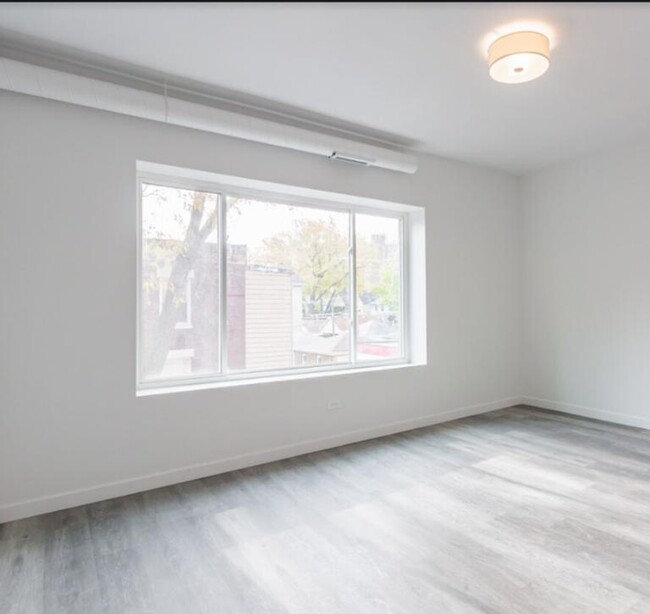 Foto del edificio - 1704 W Glenlake Ave