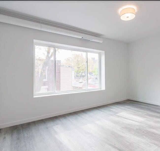 Building Photo - 1704 W Glenlake Ave