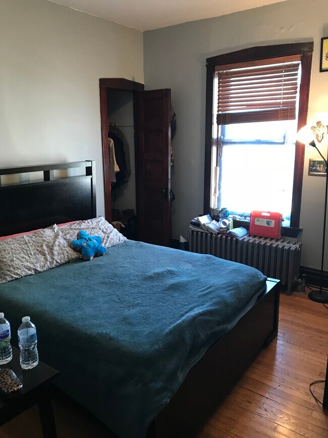 Fotografía del edificio - 3705 W Belden Ave