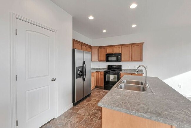 Building Photo - Bright Townhouse in Saratoga Springs w attached 2 car garage