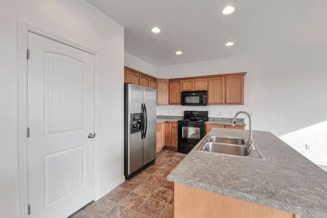 Foto del edificio - Bright Townhouse in Saratoga Springs w attached 2 car garage