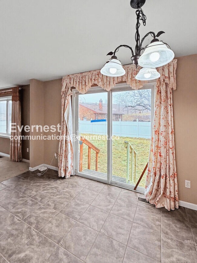 Building Photo - Spacious 3 Bed, 2.5 Bath Home with Fenced Yard and Attached Garage