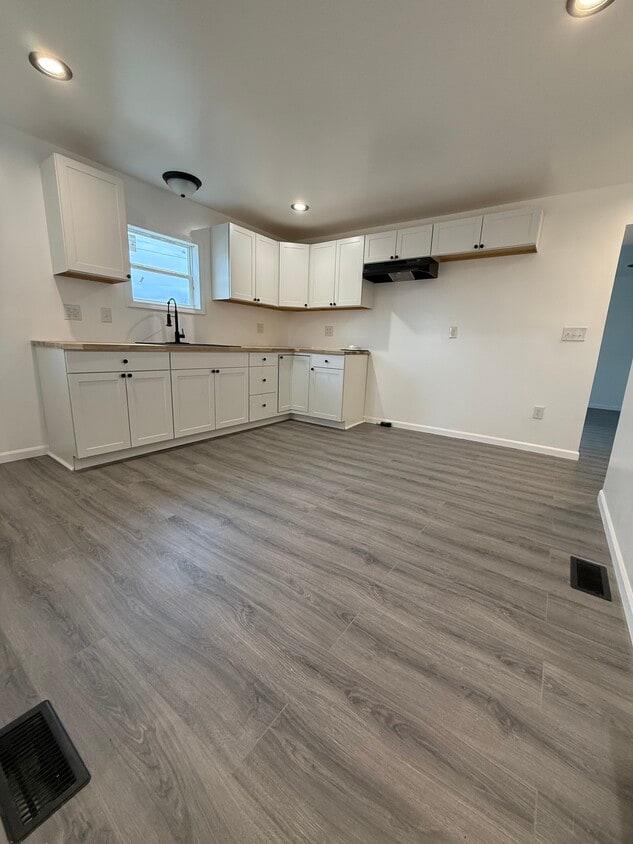 Building Photo - 421 2nd St