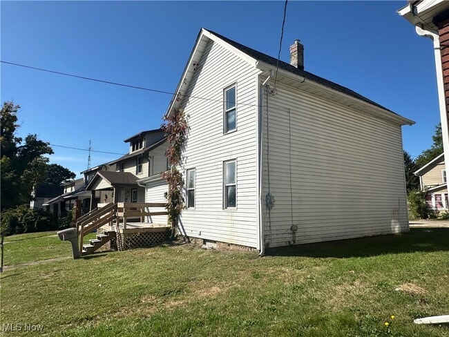 Building Photo - 1915 Maple Ave NE