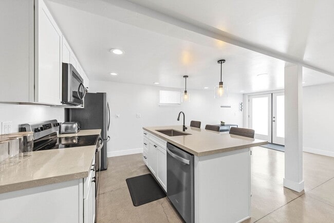 Building Photo - Student Housing - Private Bedrooms for Rent in Newly Renovated House (UNR)