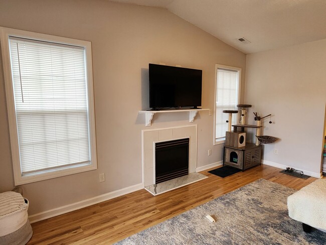 Building Photo - CONDO WITH AMENITIES - POOL VIEW!!!