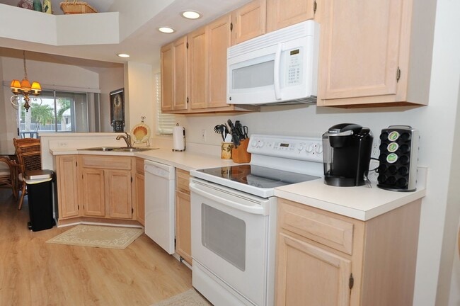 Foto del edificio - OFF-SEASON 2026 : 2 Bedroom 2 Bath Furnished Rental in Vanderbilt Lakes