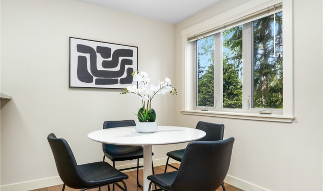 Dining area - 15155 NE 82nd St