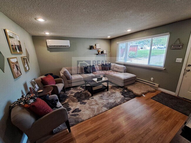 Building Photo - Wonderful 3 Bedroom, 1 Bath With Garage an...