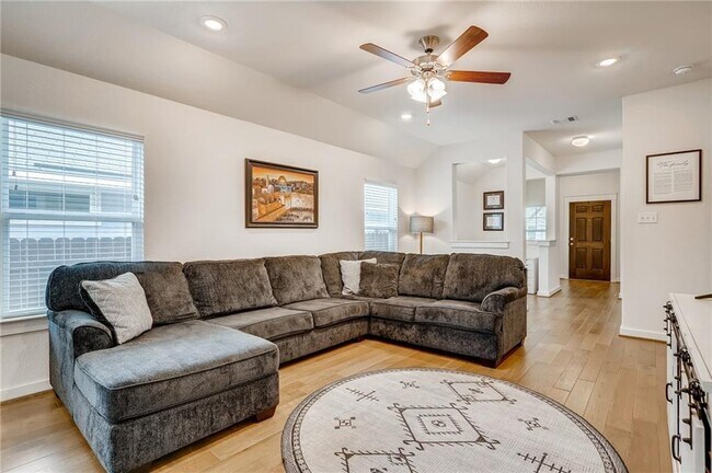 Foto del edificio - 6049 Urbano Bnd