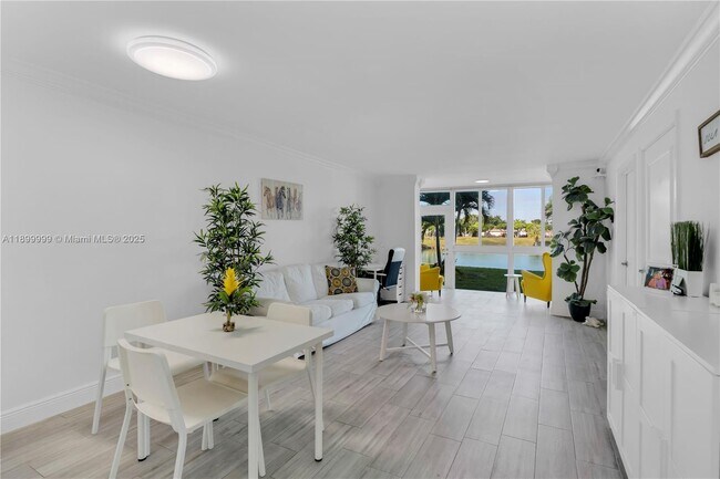 Foto del edificio - 8300 Sunrise Lakes Blvd