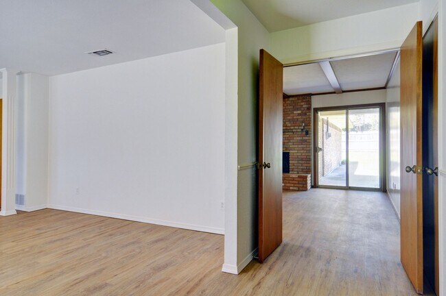 Building Photo - Spacious Three Bedroom Home In SW Fort Worth