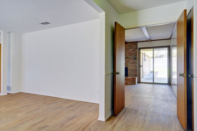 Foto del edificio - Spacious Three Bedroom Home In SW Fort Worth