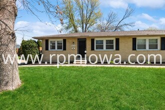 Building Photo - 215 NW Arlan Dr