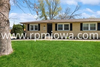 Building Photo - 215 NW Arlan Dr