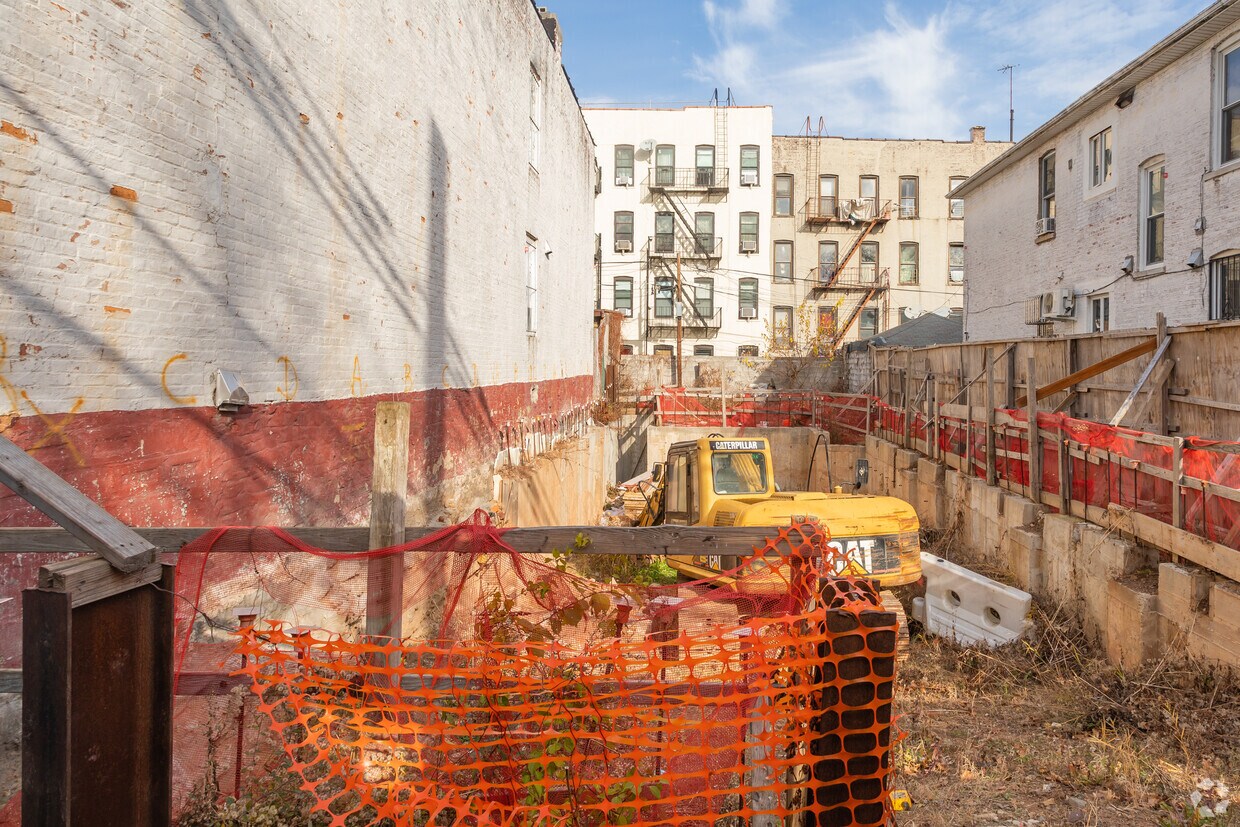Building Photo - 929 43rd St