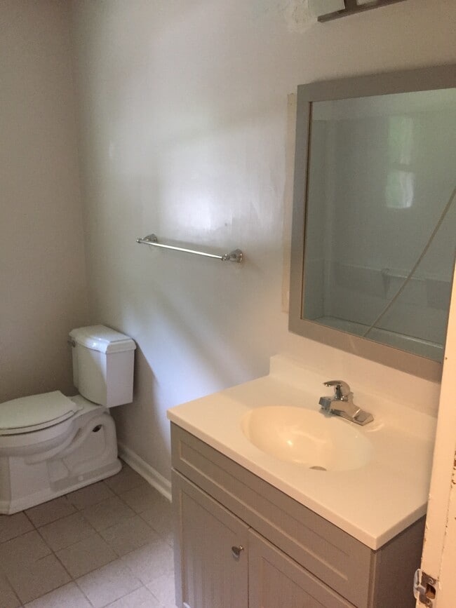 Building Photo - 18 Oakwood Dr