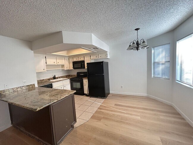Building Photo - 2 Bedroom 2 bath Condo!