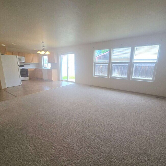 Building Photo - 3 bedroom 2.5 Baths, 2 car garage