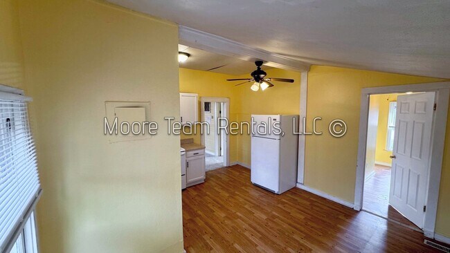 Foto del edificio - 2BR Home with Water, Sewer & Lawn Care Included + Covered Porch