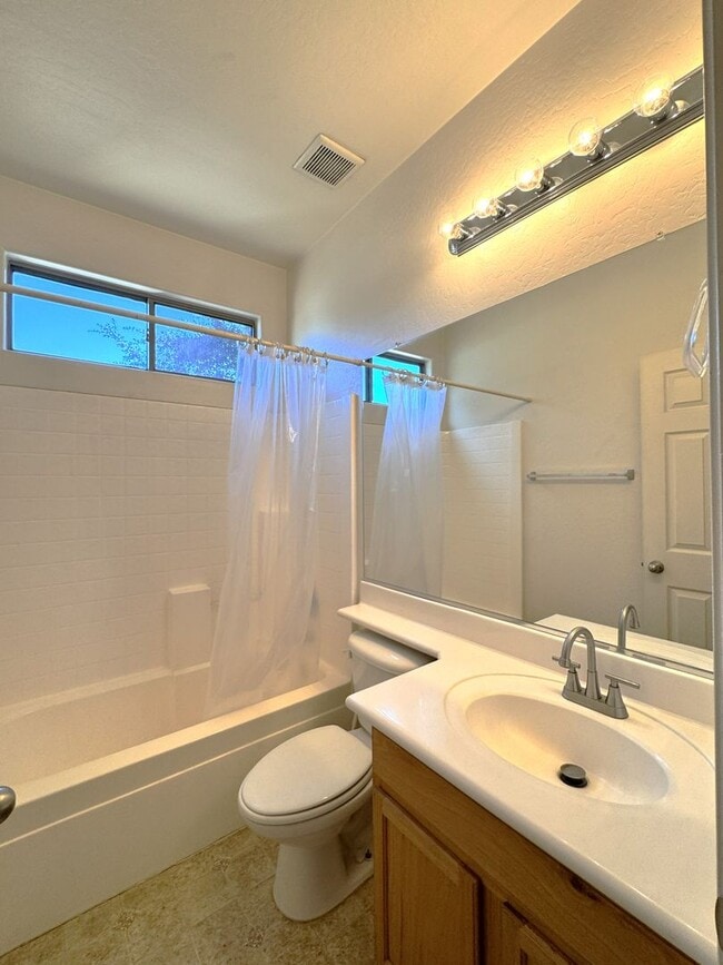 Building Photo - CHARMING 3 BEDROOM IN SPECTRUM COMMUNITY