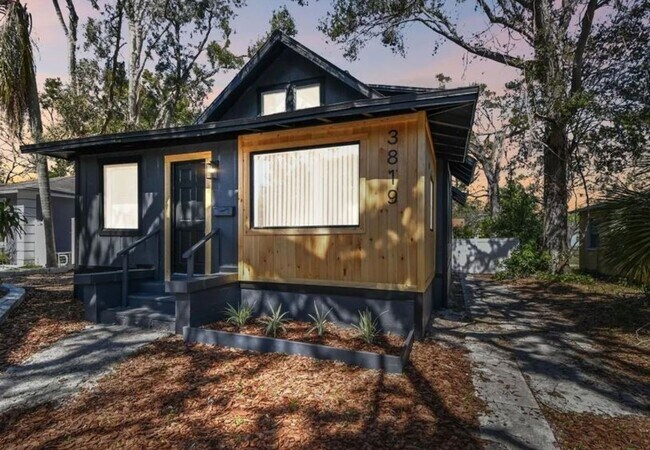 Foto del edificio - Housing Voucher Accepted: Charming 4-Bedroom Home in Saint Petersburg