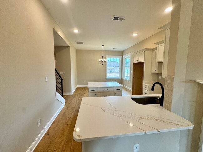 Building Photo - 582 Bolivar Dr