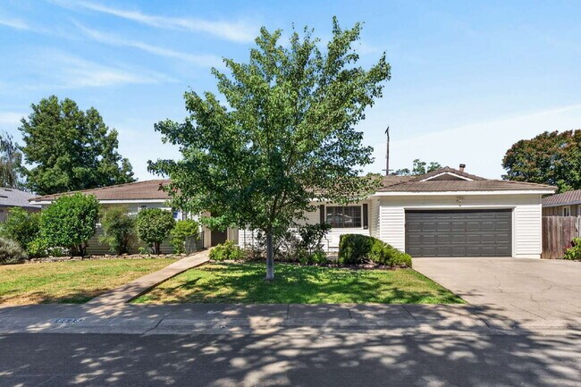Building Photo - Spacious 4-Bed Oasis with 2 Full Baths
