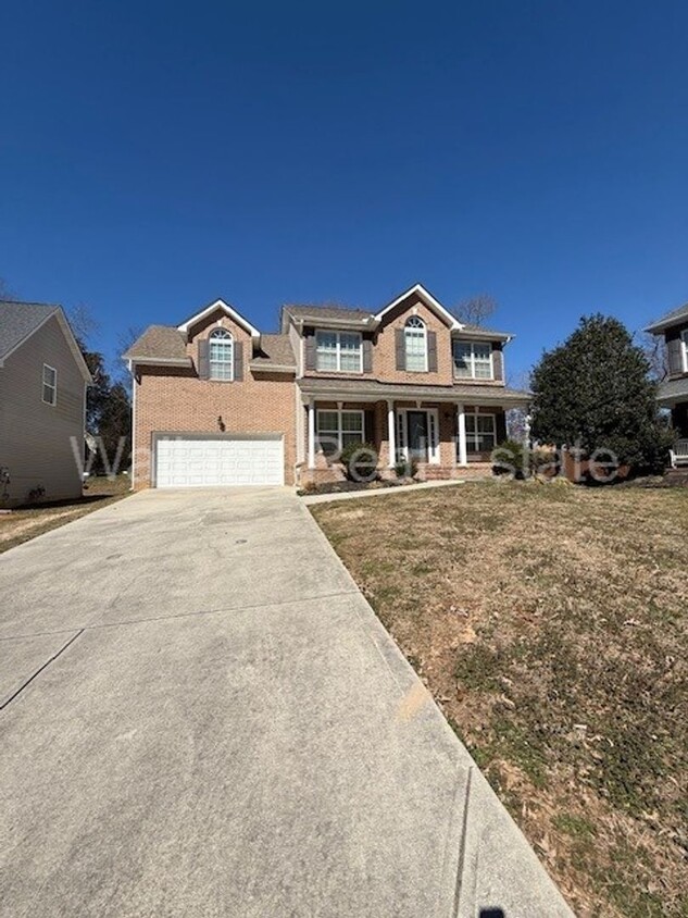 Foto principal - LOCATED IN HALLS BEAUTIFUL 2 STORY HOME WI...