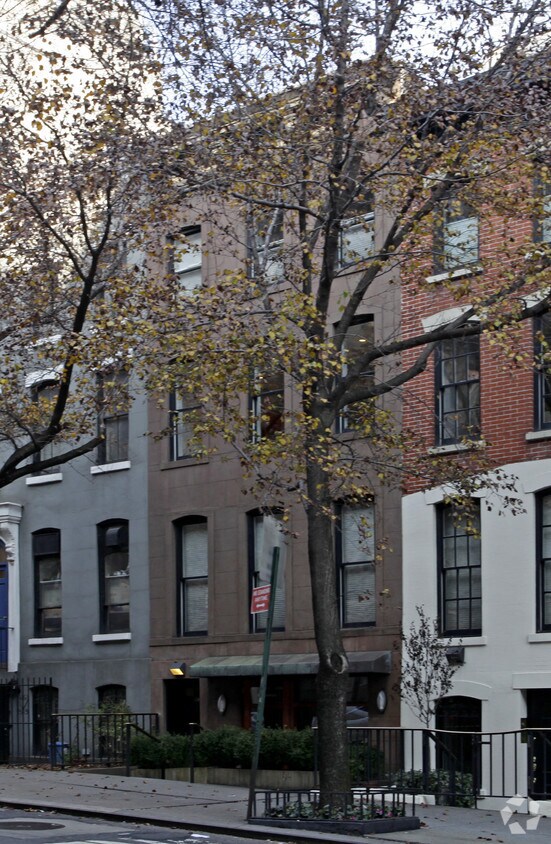 Exterior Building Photo - 351 E 62nd St