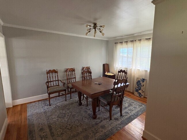 Foto del edificio - Fully furnished house on the outskirts of town.