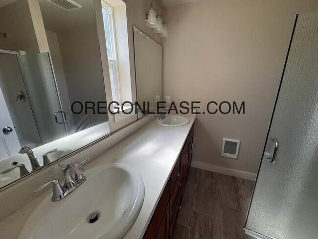 Foto del edificio - New construction 2 bedroom 2 bath Second floor Thurston duplex home