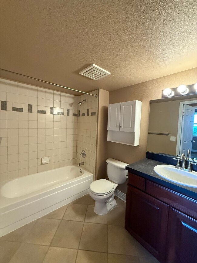 Foto del edificio - Spacious 1bd/1ba TOP FLOOR CONDO! Availabl...