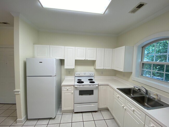 Foto del edificio - Pristine move in ready Condo located in He...