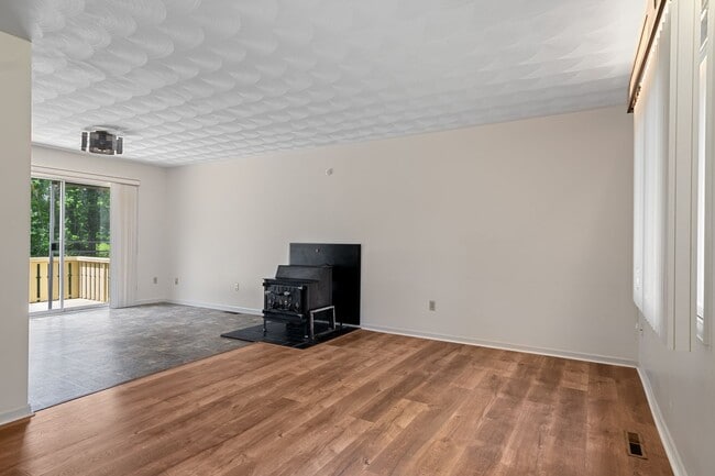 Building Photo - 3 or 4 Bed/ 3 1/2 bath