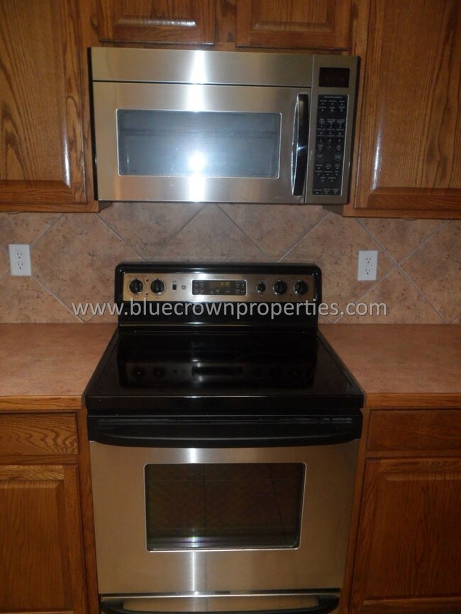 Building Photo - Spacious 3 or 4 Bedroom w/ 3 Car Garage