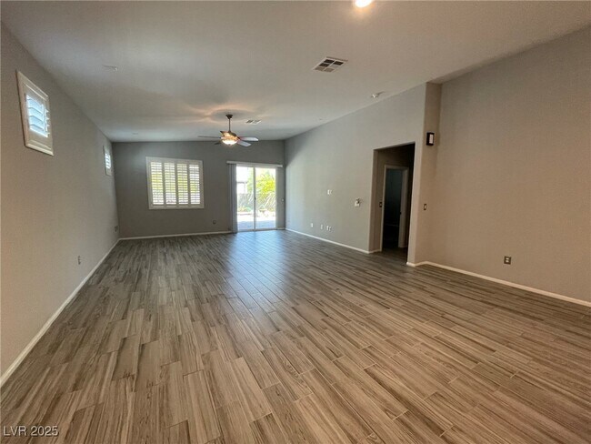 Foto del edificio - 122 Scarlett View Ave
