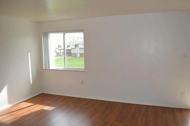Foto del edificio - 2 Bed Lakewood Condo for Rent Across the S...