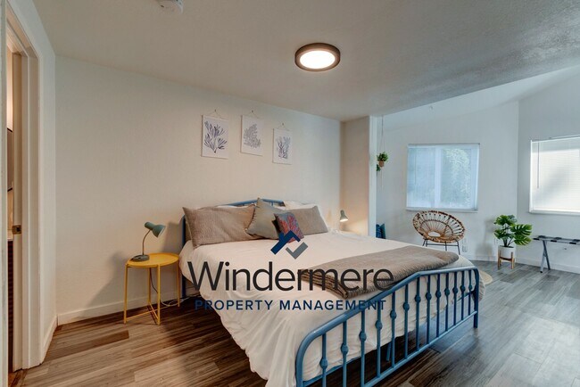 Building Photo - Fully Furnished 3 Bedroom/2 Bathroom