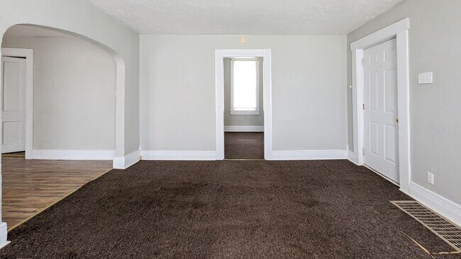 Foto del edificio - PRELEASING for AUGUST! Close to Campus; In-Unit Washer and Dryer