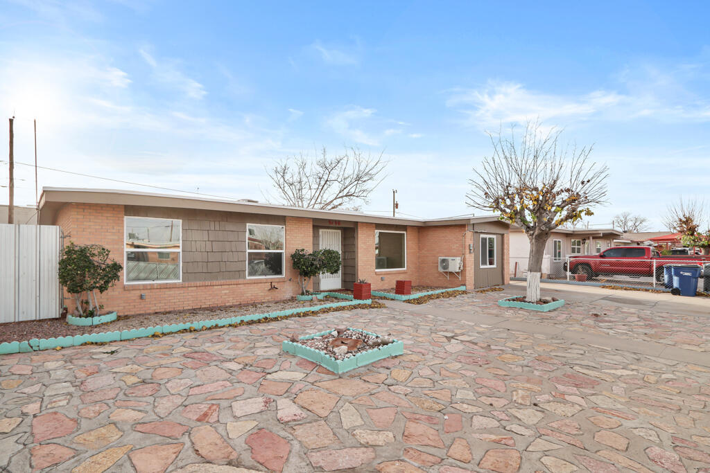 Foto principal - 9198 Nottingham Dr