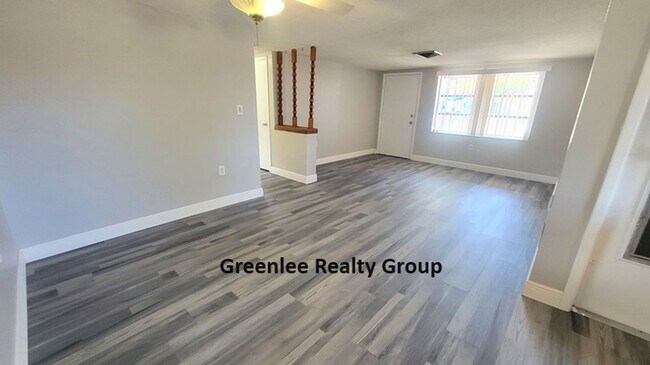 Foto del edificio - 2 Bed/2 Bath- Single Family Home with a Bonus Room!!