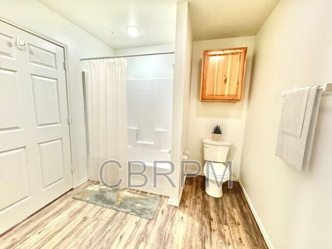 Foto del edificio - 2121 E Broadway