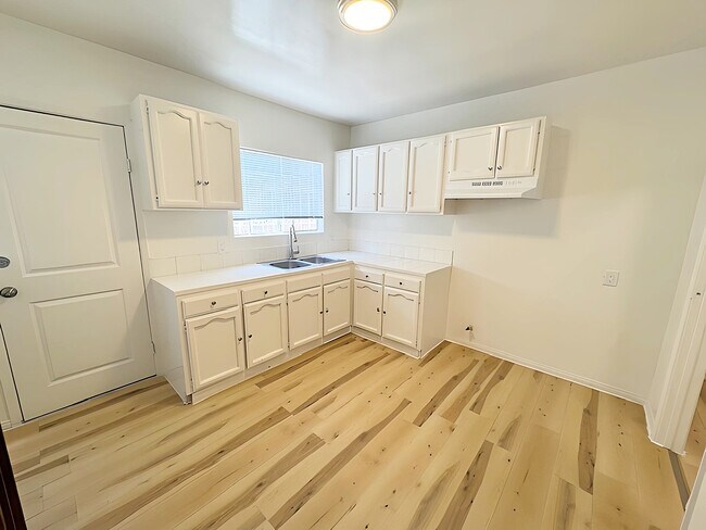 Building Photo - 1512 W 53rd St