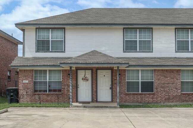 Building Photo - 807 Leifester Cir