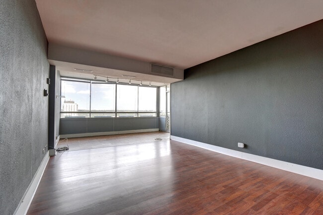 Building Photo - 800