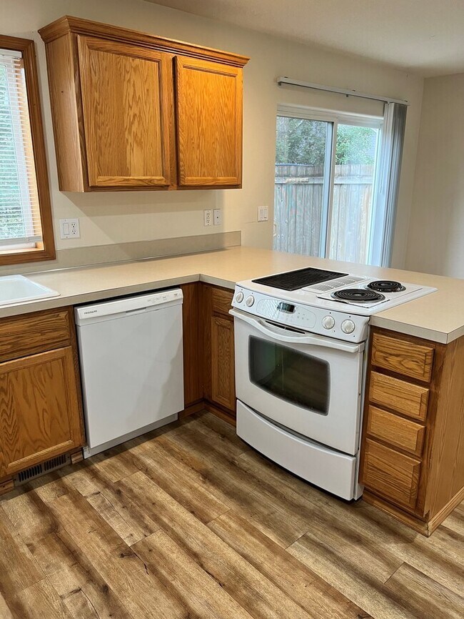 Foto del edificio - Beautiful Home with LVP Flooring, W/D, Garage, Back Yard, and MORE!