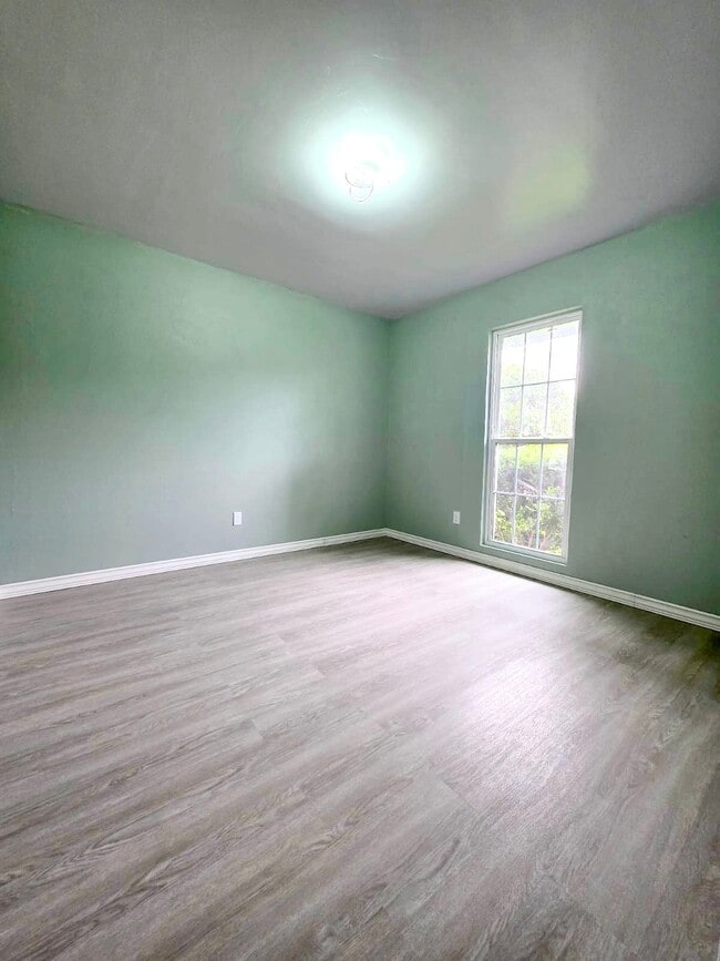 Building Photo - 651 Brookside Dr